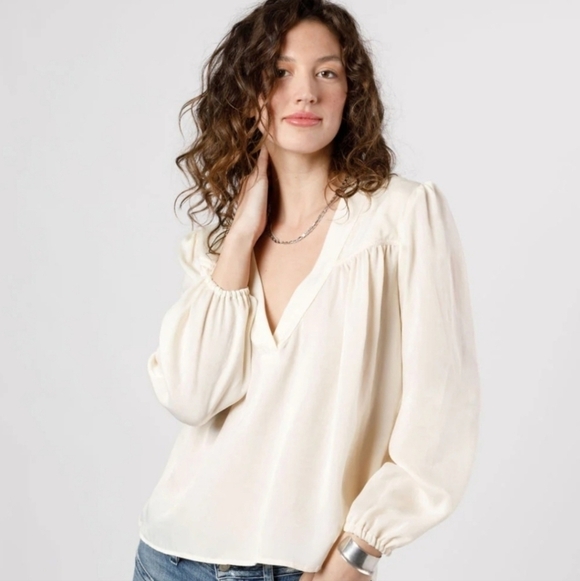 Band of Gypsies Tops - Band Of The Free Cash Top In Ivory Long Sleeve V-neck Top Size Medium